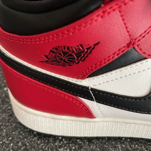 Chicago Bulls Retro Air Jordan One Mids - Picture 4 of 5
